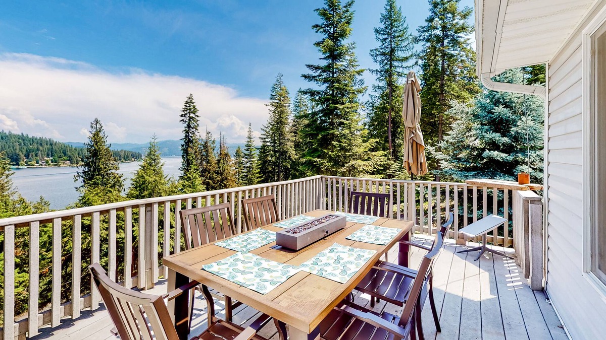 Rockford Bay House | Charming home with lakeview, fireplace, full kitchen, central AC, & W/D
