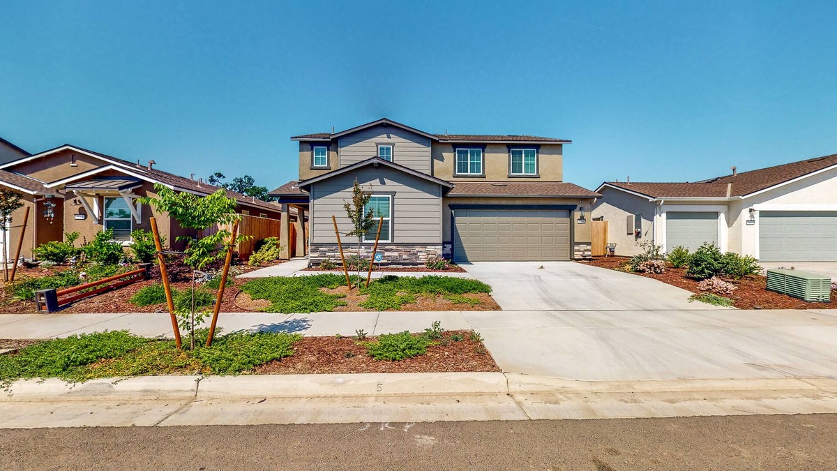 Visalia House | Charming home with full kitchen, W/D, near Lake