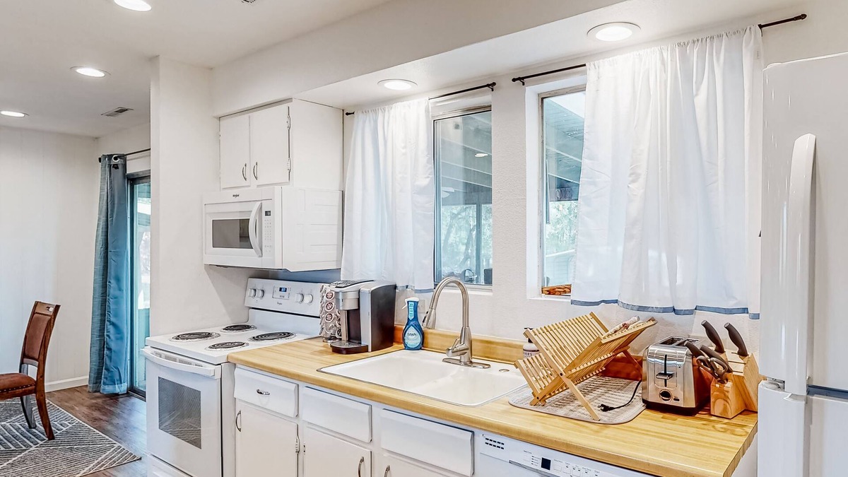 Coarsegold House | Charming home with game room, central AC, grill, washer/dryer, WiFi, & Netflix