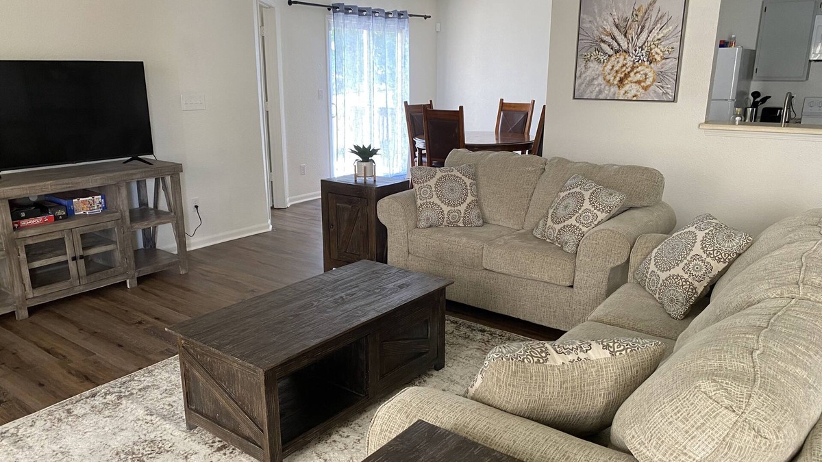 Greenwood House | Charming Home With King Bed Suite In Friendly Neighborhood