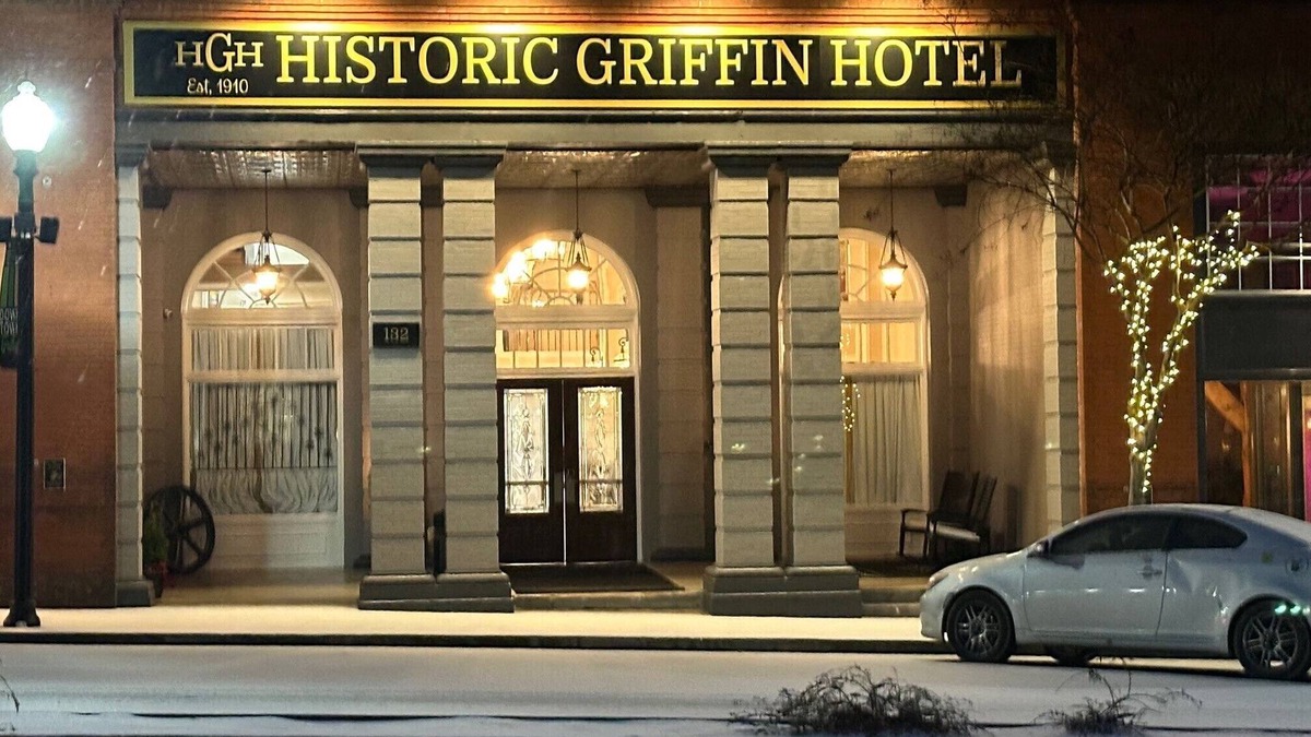 Downtown Hotel | Charming Hotel in Downtown Griffin! Walking Distance to Many Restaurants!
