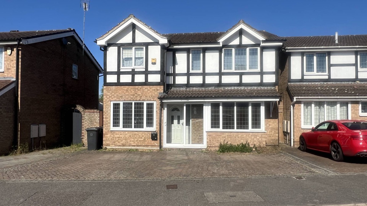 Dunstable House | Charming Houghton Regis House with 4 Bedrooms