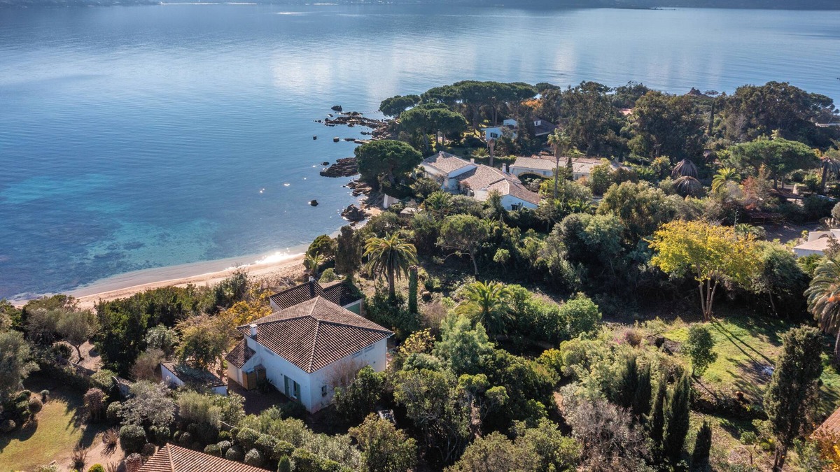 Isolella House | Charming house by the water