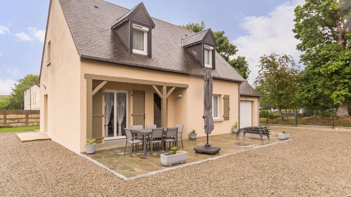 La Haye-du-Puits Cottage | Charming house with WiFi, terrace, pets allowed