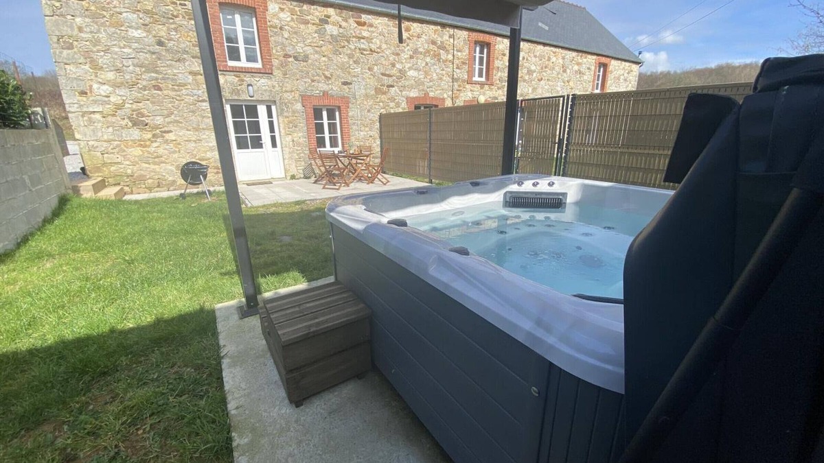 Saussemesnil Cottage | Charming House with Private Spa in Countryside