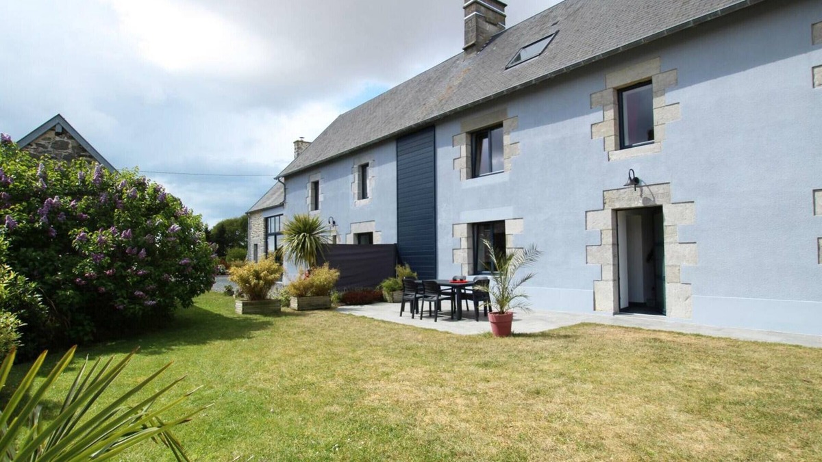 Lingreville Cottage | Charming house with fireplace and garden near beach