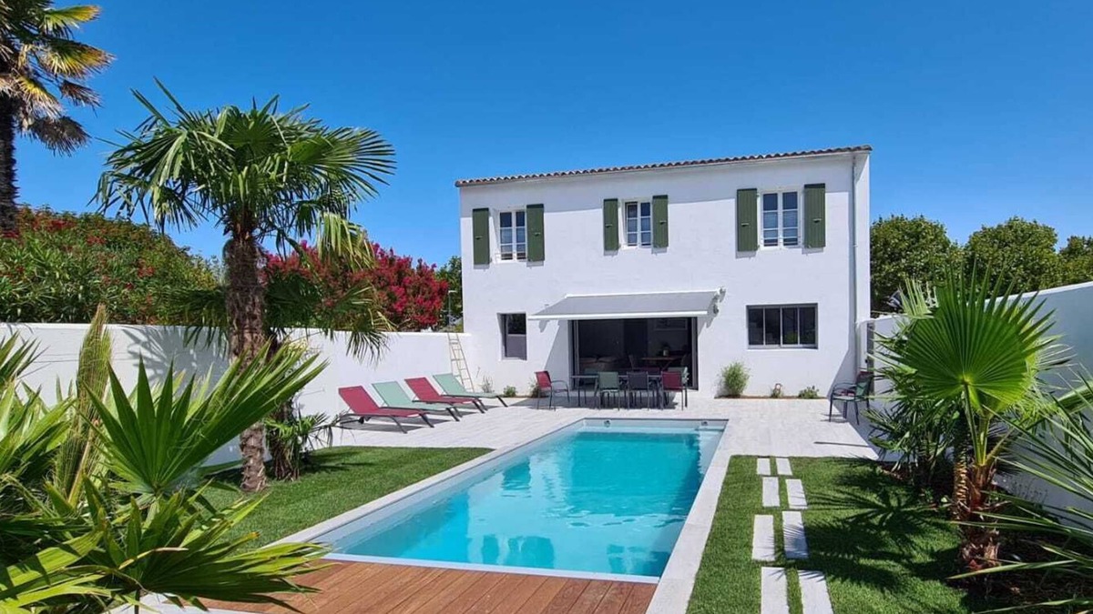 La Flotte Villa | Charming house with heated swimming pool in the village center, partial sea view