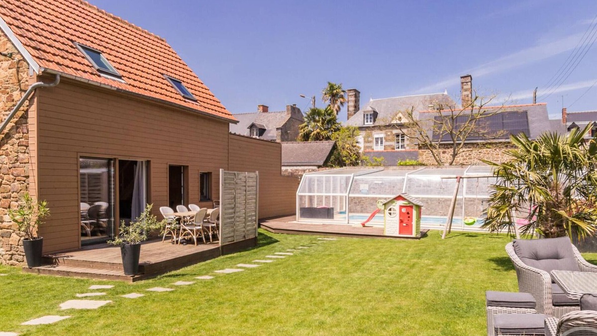 Pontorson Cottage | Charming house with shared pool in Pontorson center