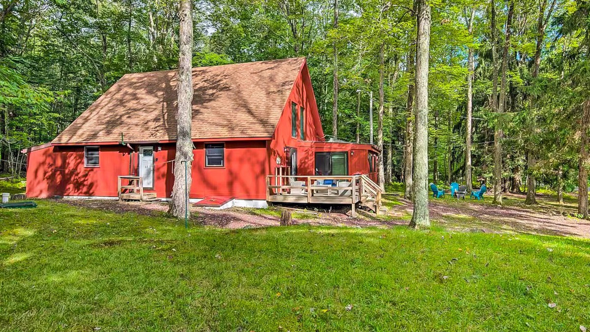 White Haven House | Charming house with private indoor hot tub, deck & firepit - golfers welcome