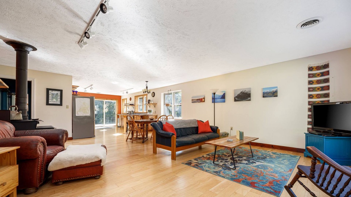 Maple City Cabin | 🍄 Charming Hygge 2BDR Cabin in Leelanau County ➠ 4889