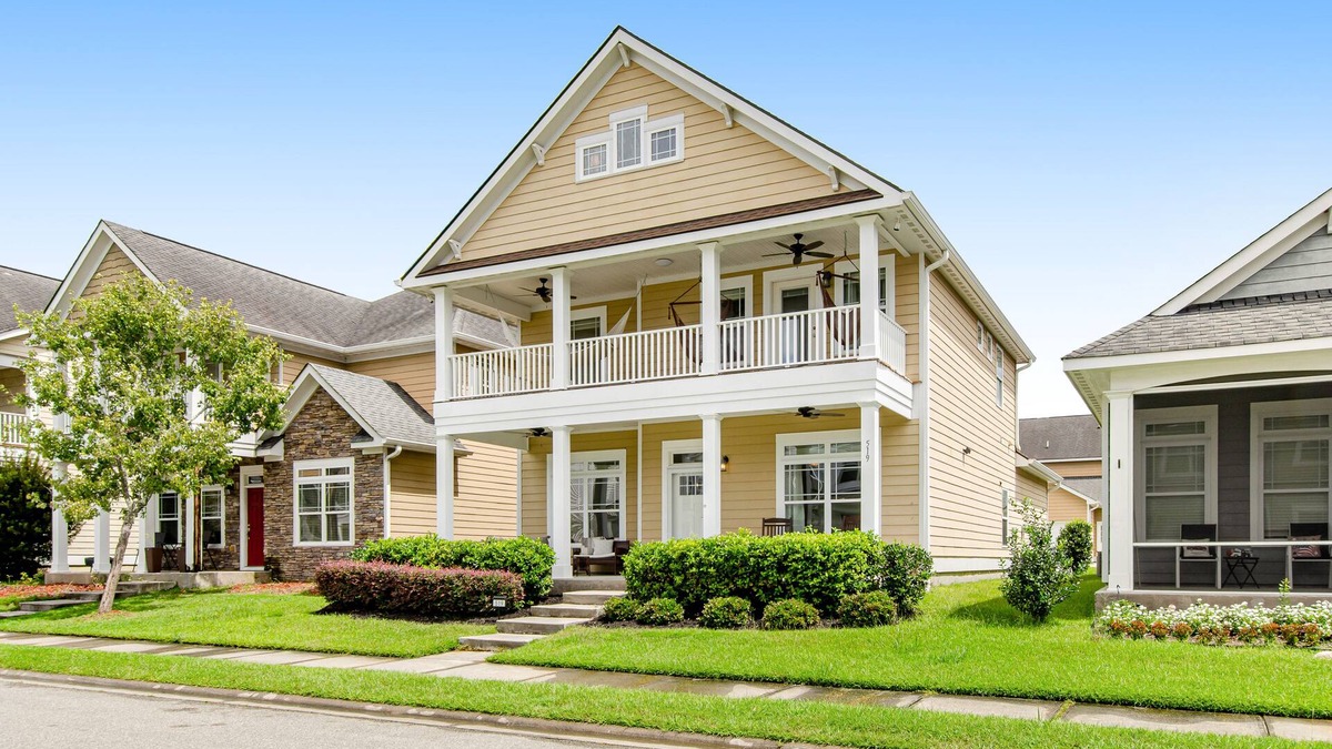 Port Wentworth House | Charming, immaculate coastal home with furnished porches, AC, & washer/dryer