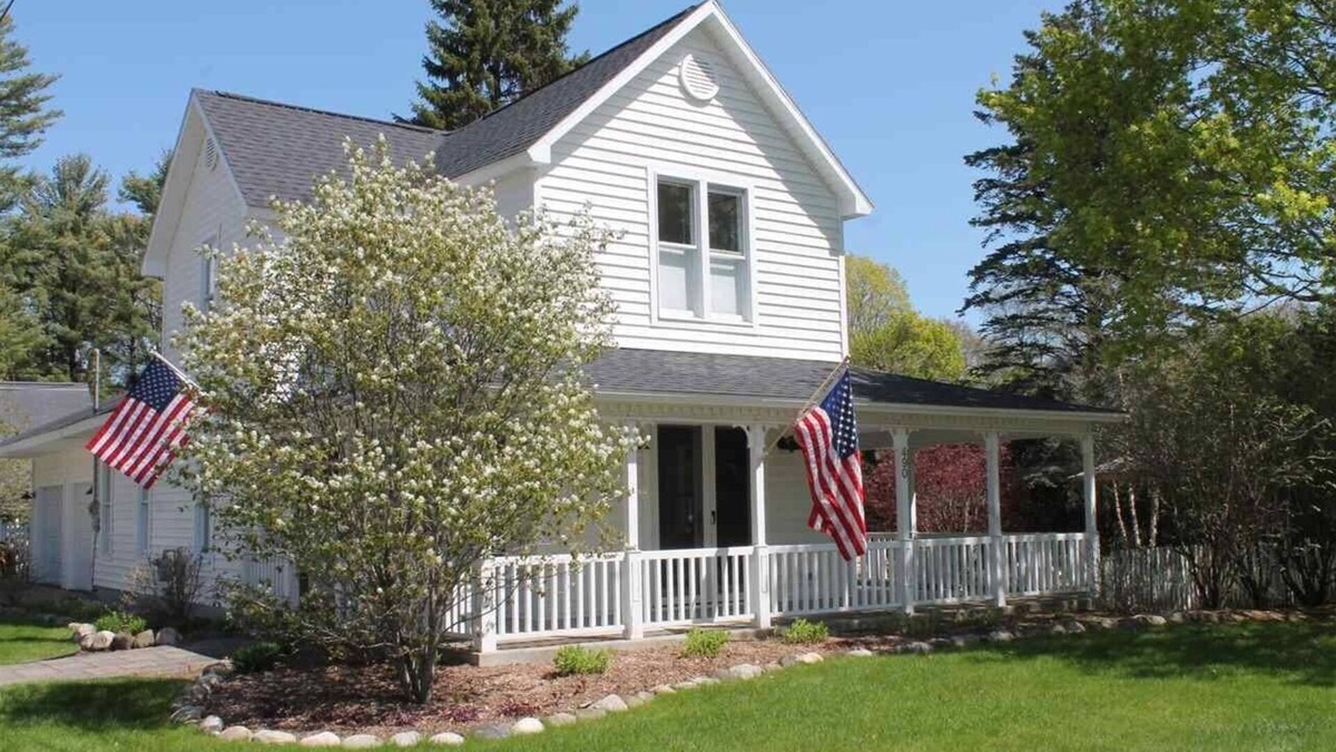Harbor Springs House | Charming in-town modern farmhouse-3 bedroom/2 bath. Walk to beach and shops.