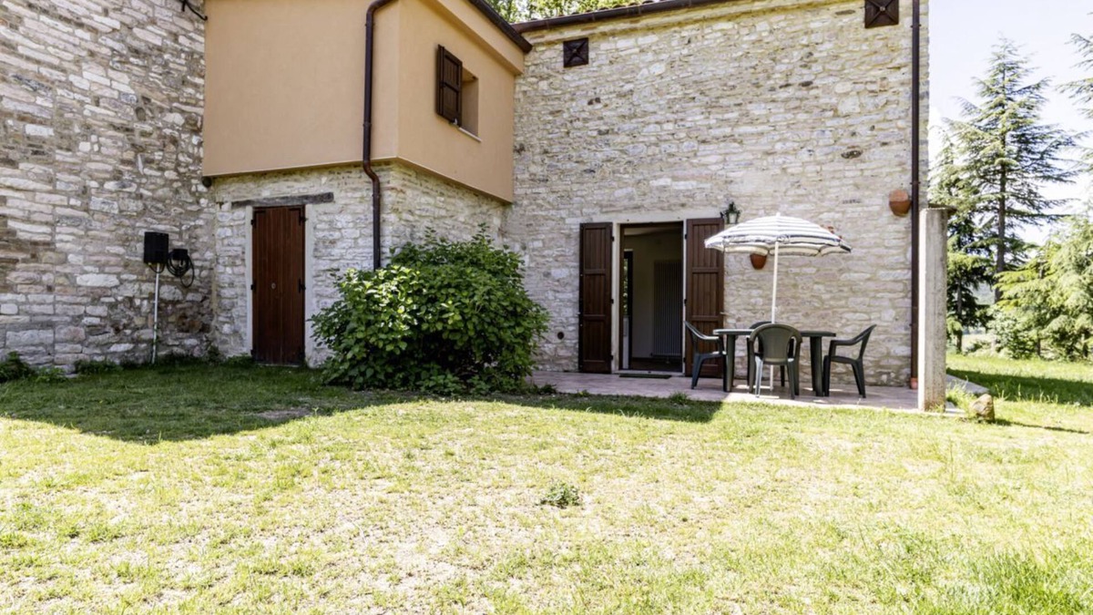 Calmazzo Apartment | Charming independent farmhouse of about 100 sqm, perfect for 4 people, structured on two levels (second floor accessible by stairs).The property is a Rustico dating back to the 19th century, completely renovated, and is located in the heart of Val Metaur