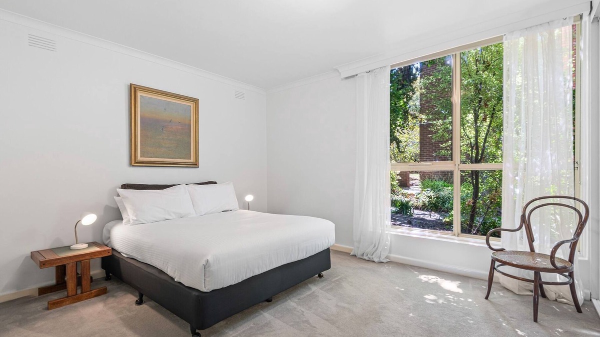 Toorak Apartment | Charming Inner-City Stay- Space, Style & Location