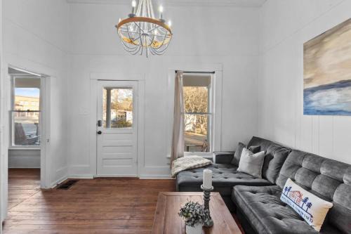 Mooringsport House | Charming Ivy Street House With Porch Swing