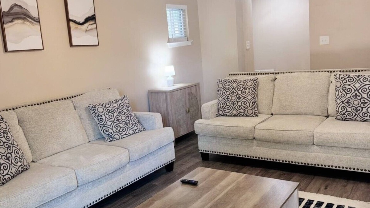Montgomery Apartment | Charming King- Ensuite Home - Only 15 Mins to DT!
