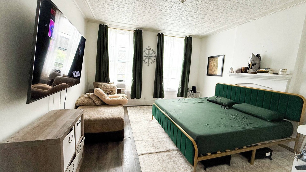 Troy Apartment | Charming king size bed, 2 multi use rooms apartment in Troy , WiFi. Laundry.