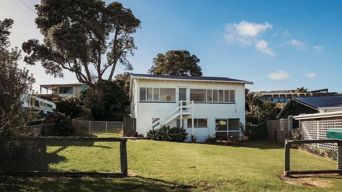 Oakura Villa | Charming Kiwi Bach by Oakura Beach