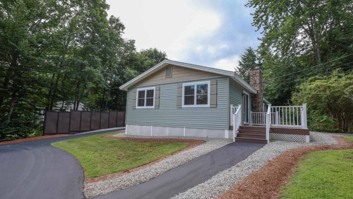 Locke Lake Colony House | Charming Lake Community Bungaloo. Comfortable living with 86 inch tv!