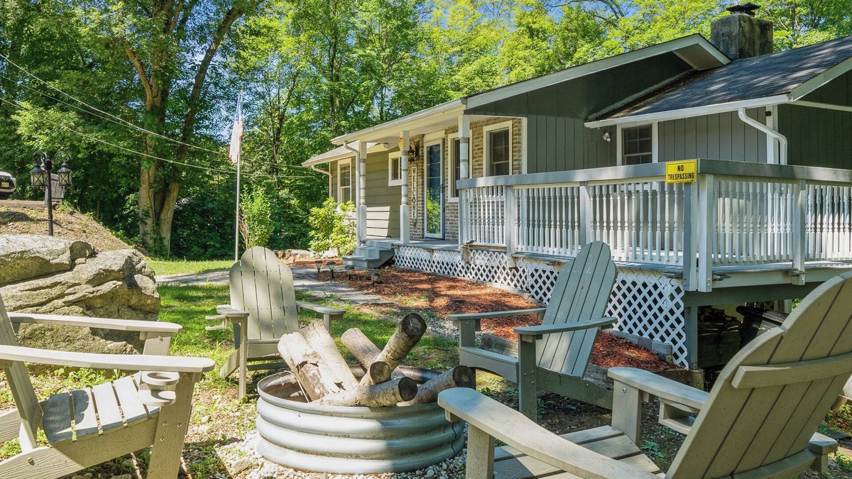 Hamburg Cottage | Charming Lake Community Cottage 2BR Retreat Near Mountain Creek