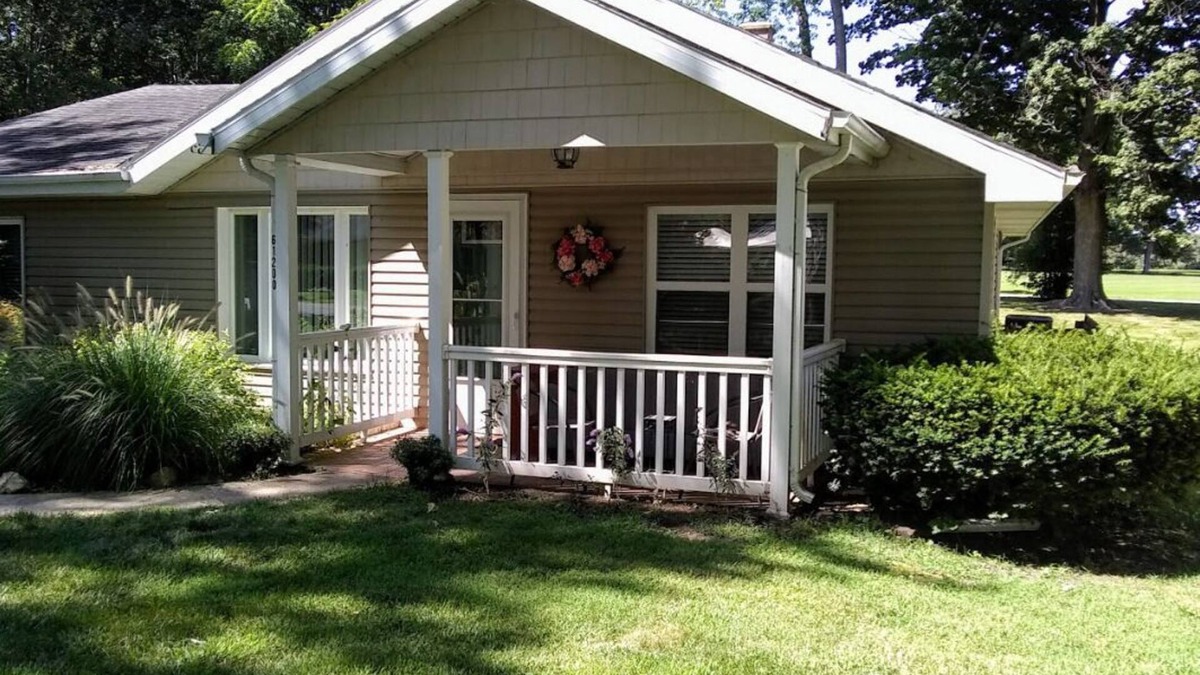 Cassopolis House | Charming lake cottage