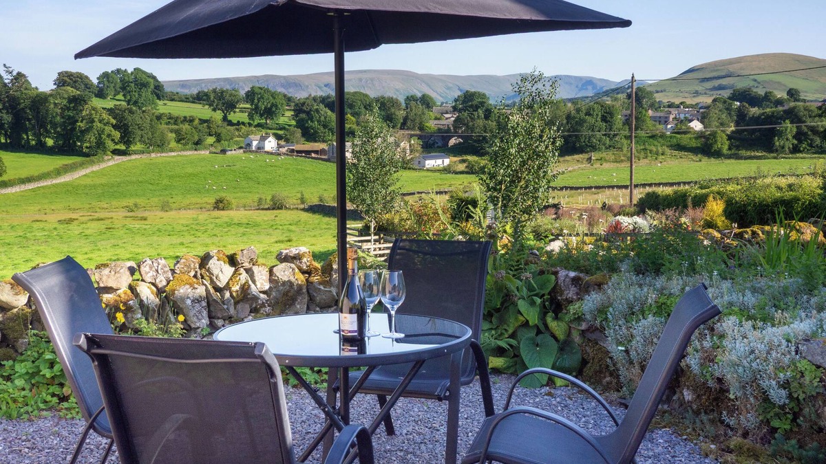 Penrith House | Charming Lake District cottage with beautiful views, parking & EV charger.