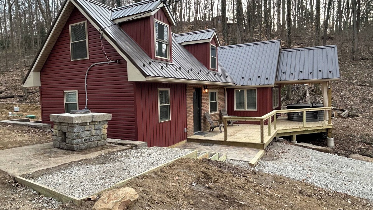 Lancaster Cottage | Charming LAKE FRONT COTTAGE just 13 miles from Hocking Hills!