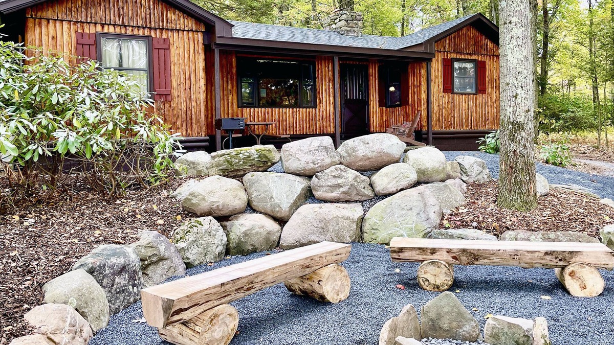 Reeders Cabin | Charming Lake Front Log Cabin with Fire Pit in the Poconos