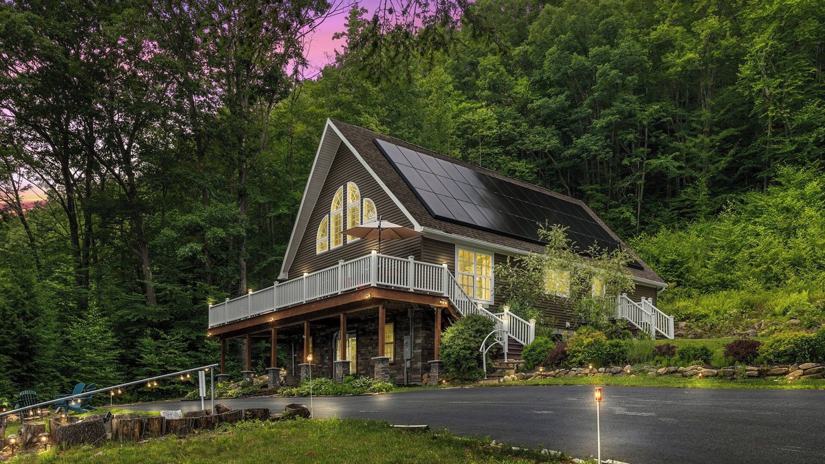 Lake Luzerne-Hadley Ski Chalet | Charming Lake Side Retreat- 3 bed/3 bath Chalet- Pet Friendly