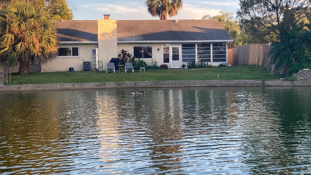 Port Richey House | Charming Lakefront 2-bedroom house with WiFi, AC in quaint New Port Richey