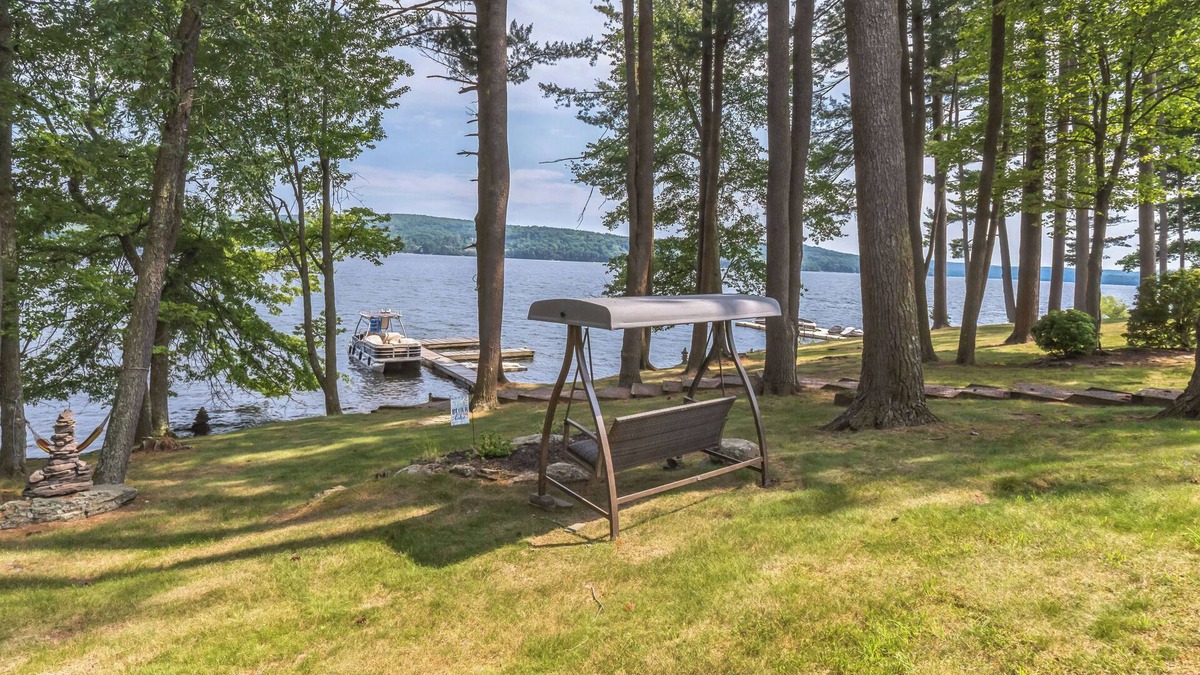 Lakeville House | Charming LAKEFRONT 4-bedroom 3 bath house with kayaks, paddleboards, WiFi and AC