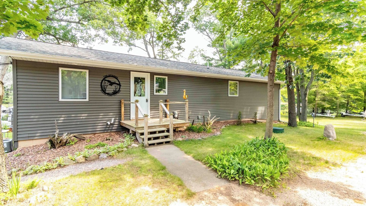 Friendship Cottage | CHARMING LAKEFRONT COTTAGE ON THE EASTERN SIDE OF CASTLE ROCK LAKE