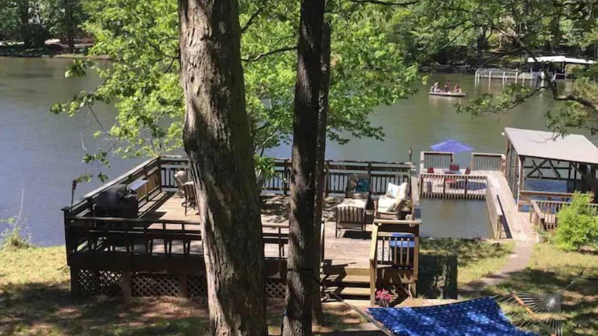 New London House | Charming lakefront home