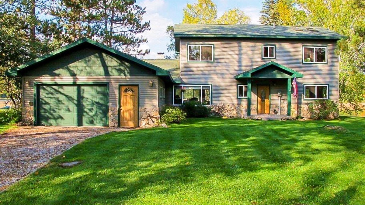 Atlanta House | Charming Lakefront home with dock, kayaks, fireplace and patio