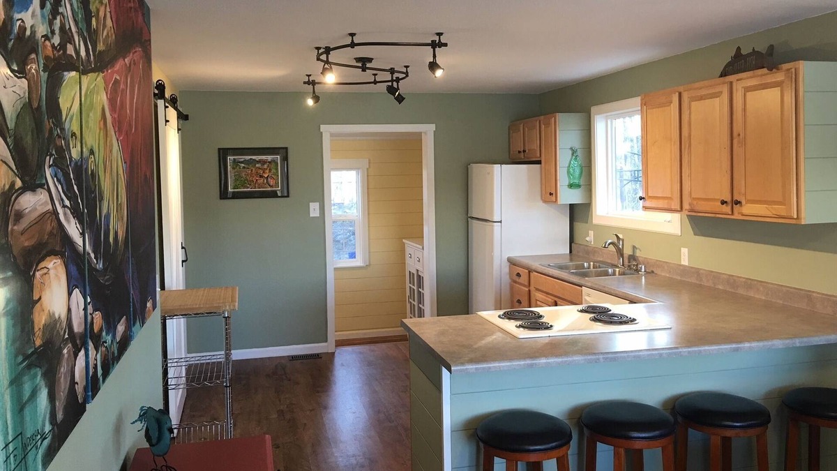 Palmer Cottage | Charming Lakefront RETREAT - Private Waterfront with Mountain Views