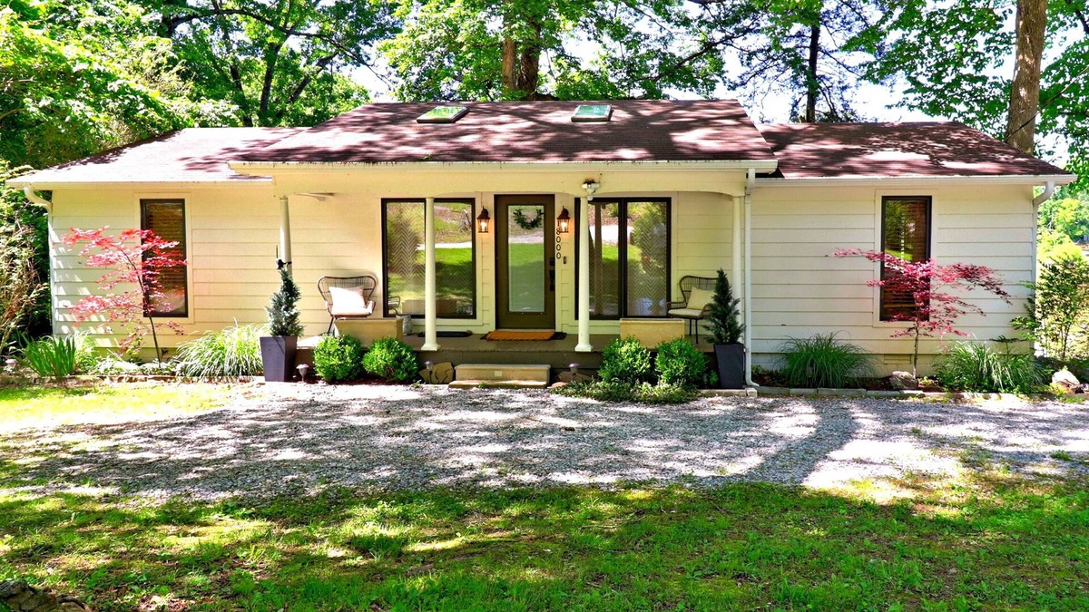 Fayetteville House | Charming Lakefront Home~Hot Tub~Firepit~Lg Covered Deck