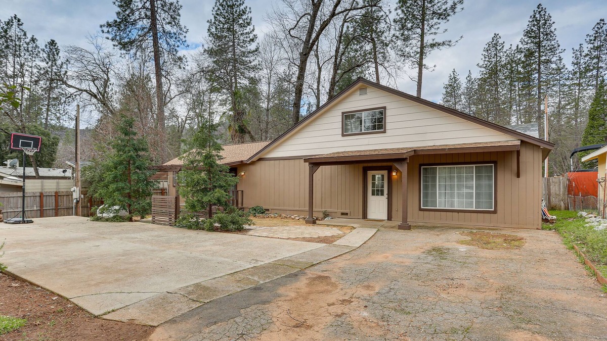 Lakehead-Lakeshore Cabin | Charming Lakehead Cabin: Walk to Shasta Lake!