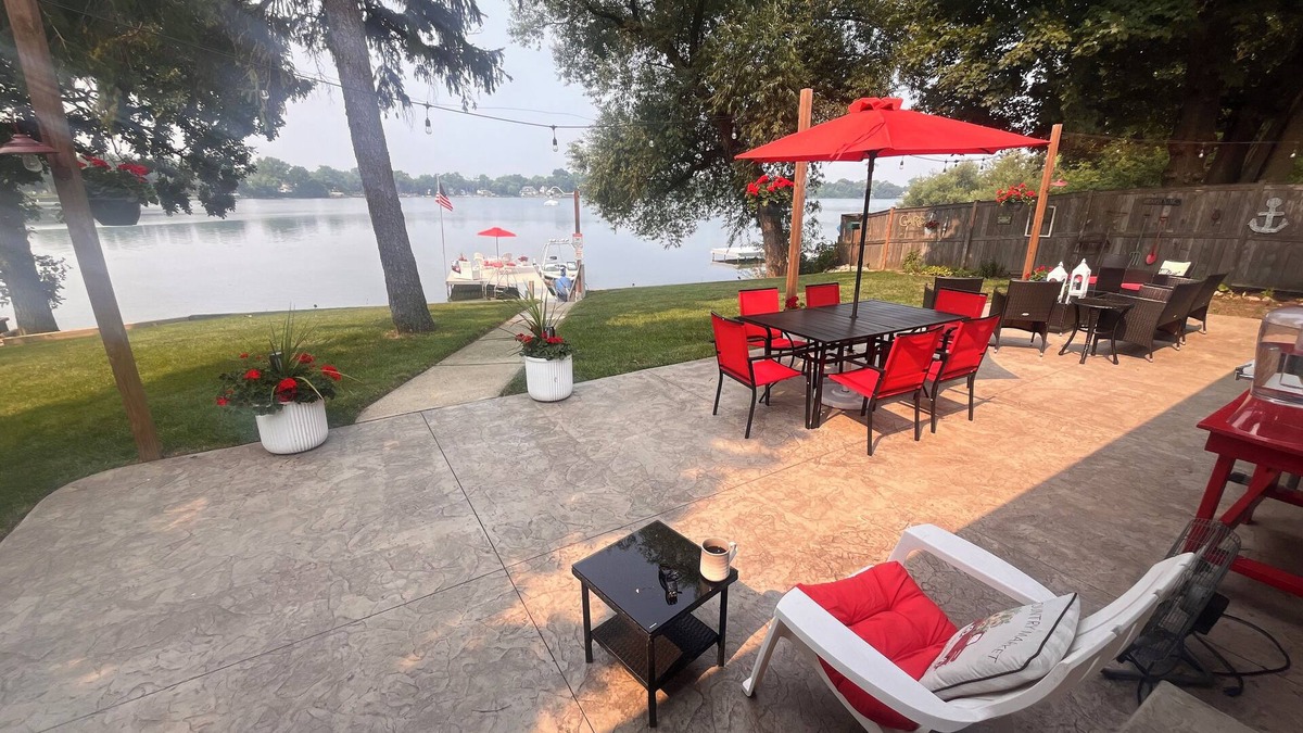 Lindenhurst House | Charming Lakehouse with 4-bedrooms and fitness room.
