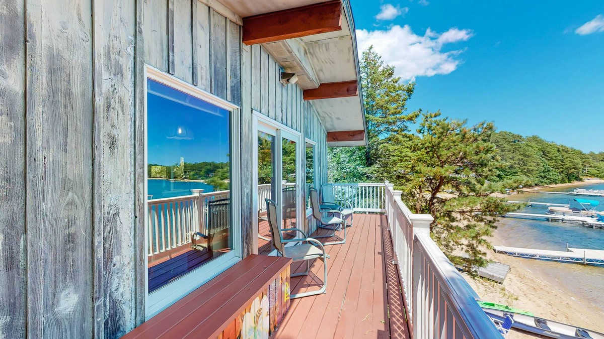 Ponds of Plymouth House | Charming lakehouse with grill, balcony, kayaks, & fast WiFi