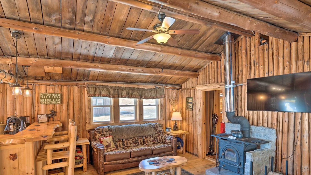 Pittsburg Cabin | Charming Lakeside Cabin w/ Deck and Shared Dock!