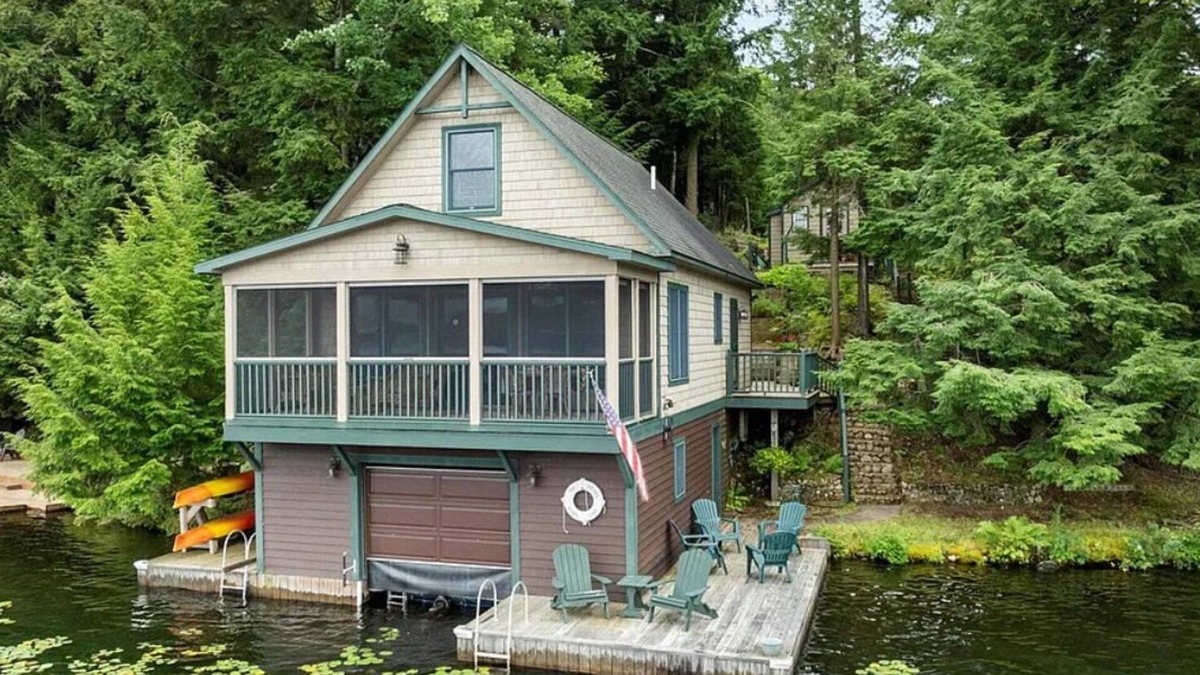 Woodgate House | Charming Lakeside Cottage on White Lake - The Brand New Little Evergreen Cottage