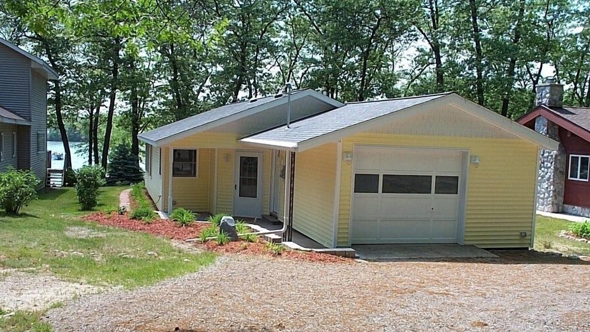 Newaygo Cottage | Charming Lakeside Cottage