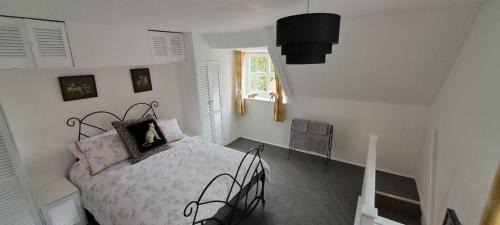 Lincoln House | Charming Lincoln Cottage Family & Pet-Friendly