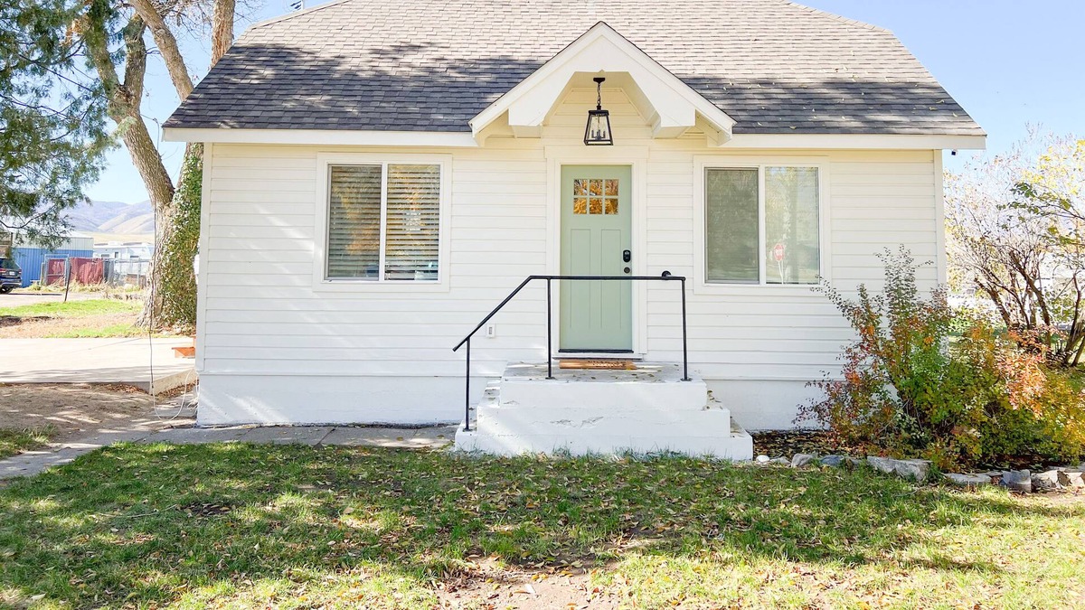 Paradise House | Charming little Paradise home in Cache Valley south end of Hyrum and Logan!