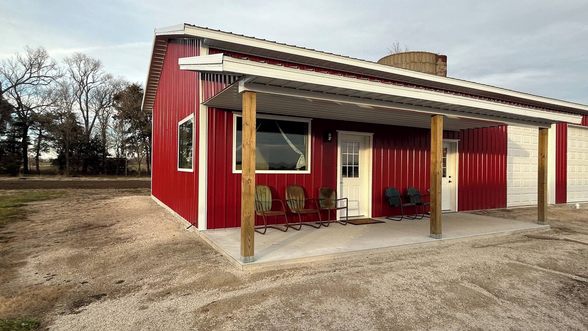 Lamont Cabin | Charming lodge with 2 bedrooms and WiFi, AC just outside Olpe