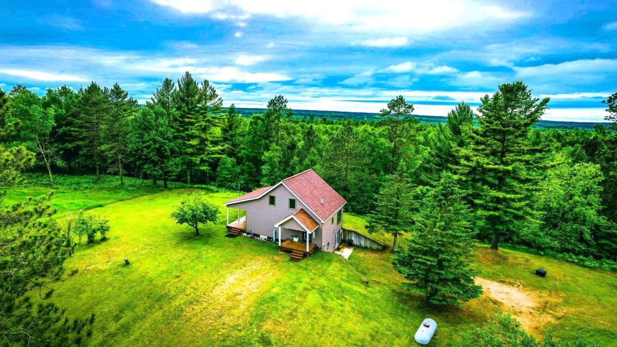 Rapid River Cabin | Charming lodge with 3 bedrooms, 2 bathrooms and amenities