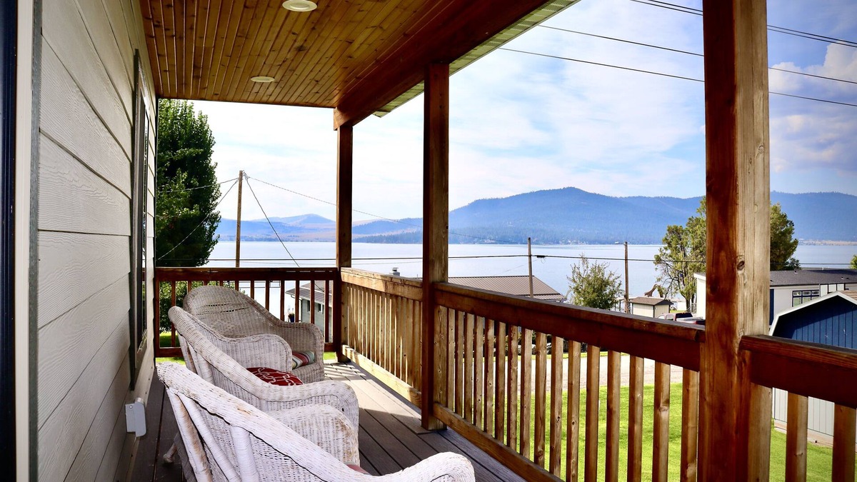 Elmo Apartment | Charming Loft with Panoramic Lake Views