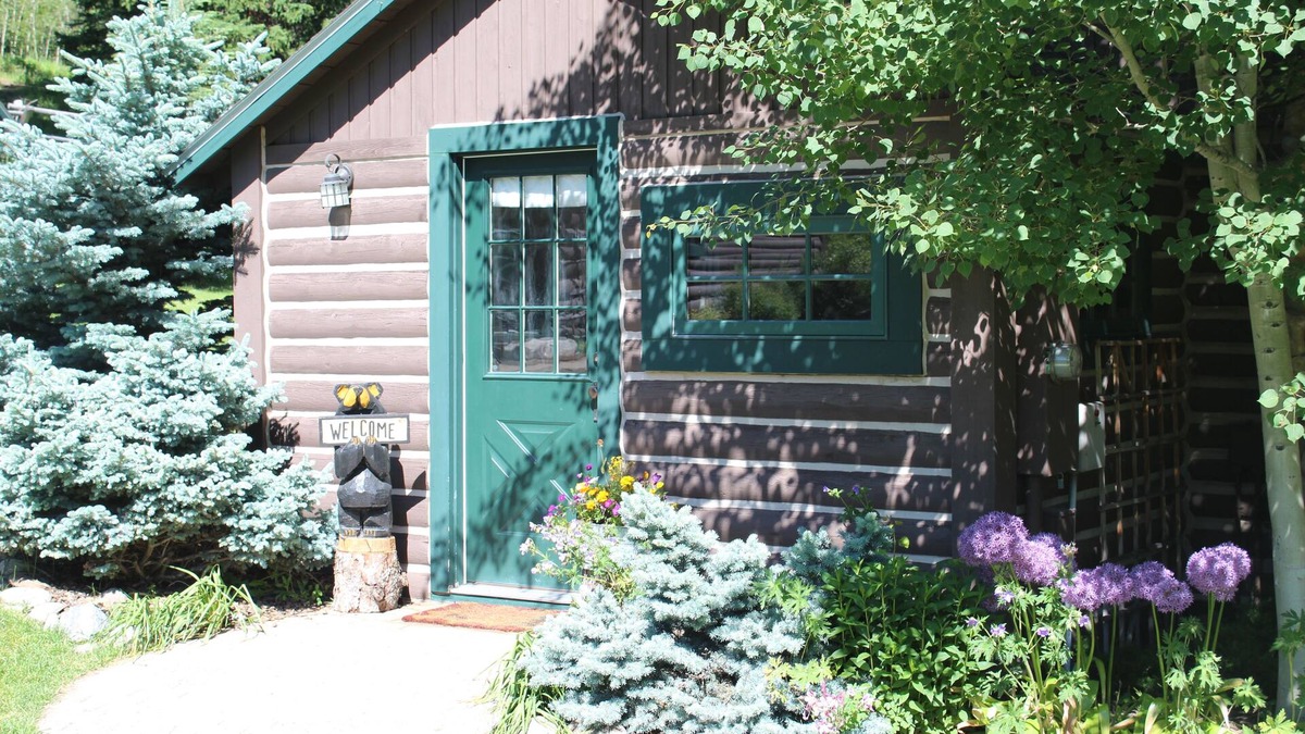 Bozeman House | Charming Log Cabin In Beautiful Cottonwood Canyon, Just Outside of Bozeman