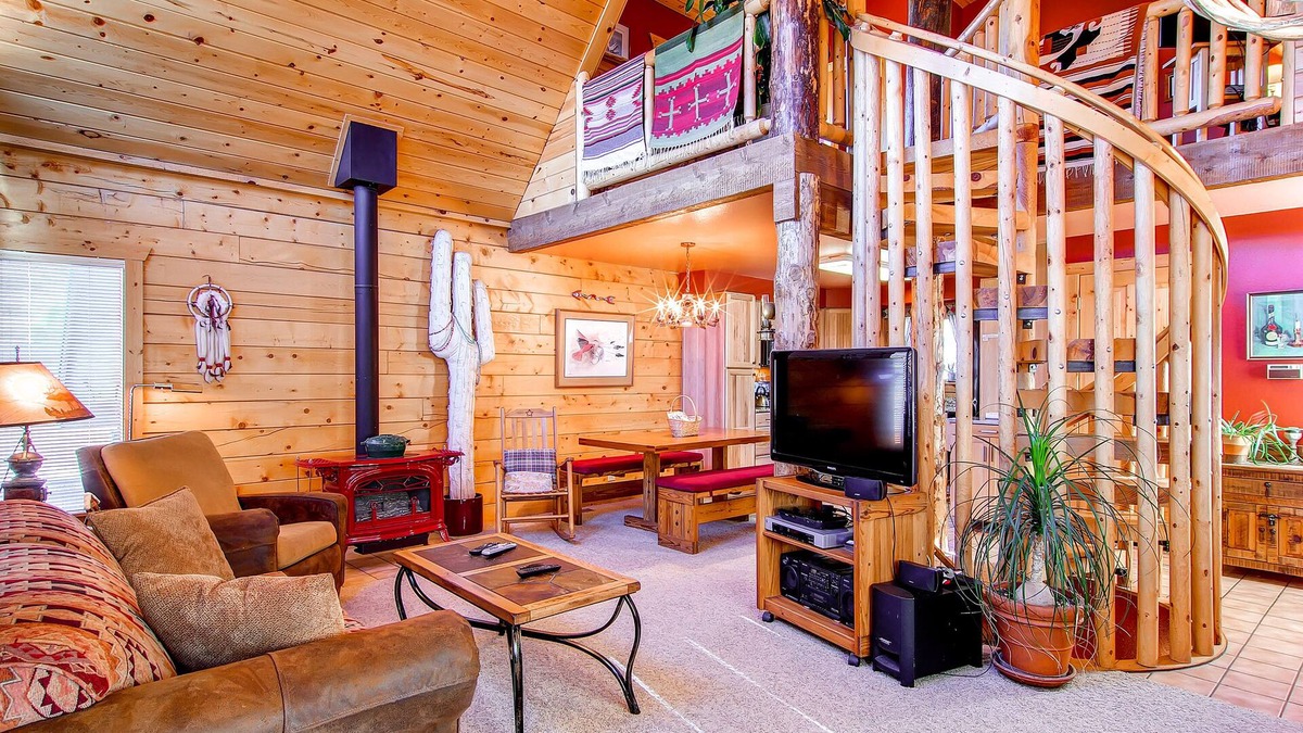 Dillon House | Charming log cabin retreat with hot tub—dogs welcome for mountain memories!