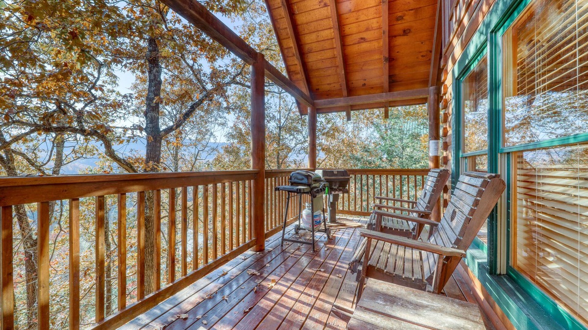 Gatlinburg - Pigeon Forge Cabin | Charming log cabin in mountains w/Free Attraction Tickets, hot tub & pool table